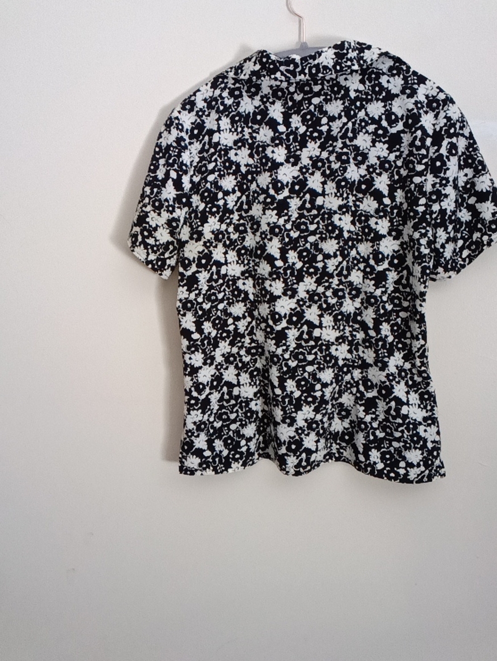NOTATIONS Floral Button-Down Short Sleeve Top - Black & White SIZE MEDIUM - Picture 5 of 6